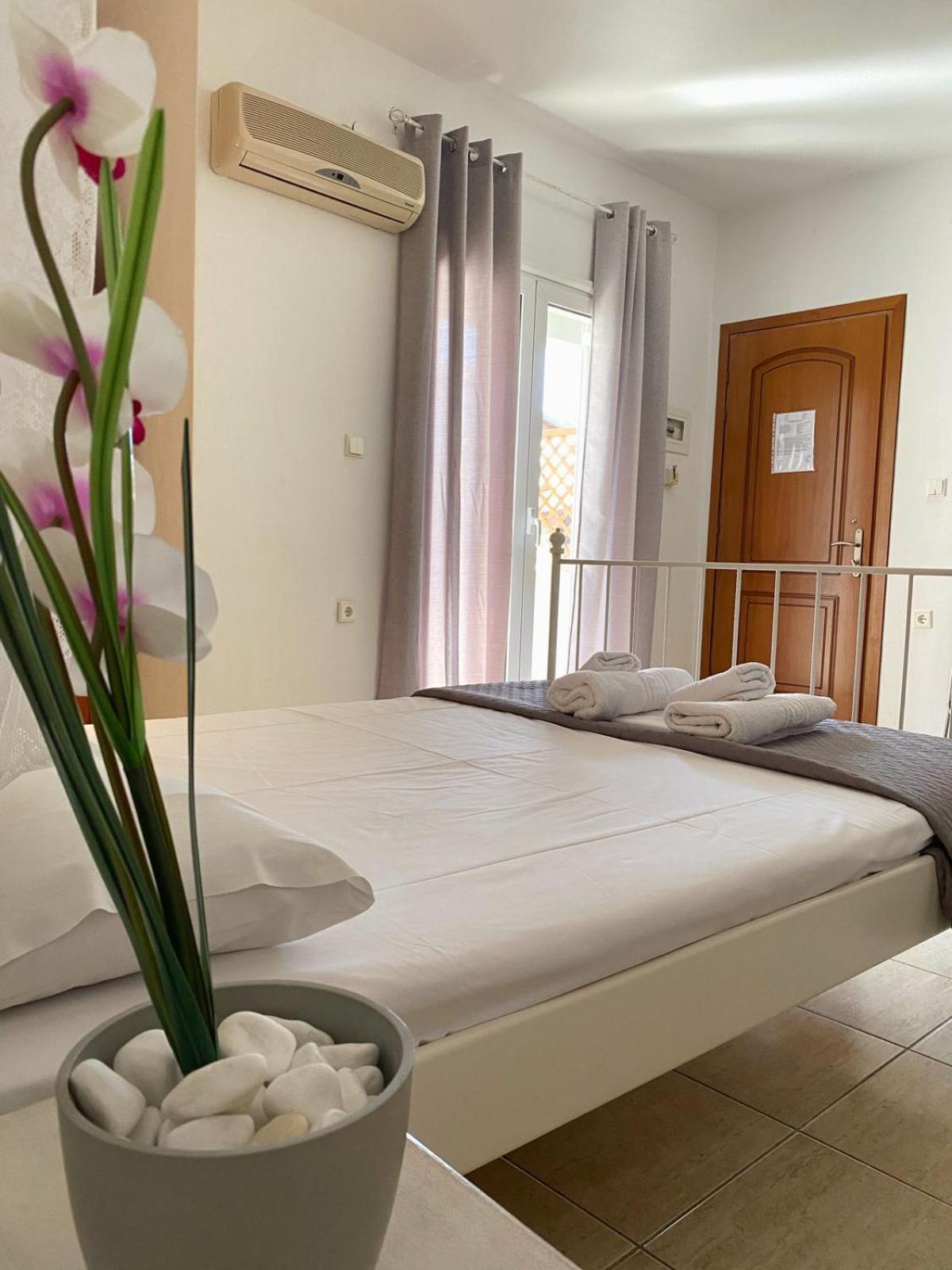 Delia Apartments Pefkochori Bagian luar foto